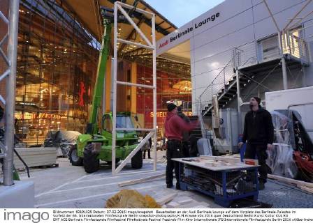 Bauarbeiten an der Audi Berlinale Lounge auf dem Vorplatz des Berlinale-Palastes im Vorfeld der 66. Internationalen Filmfestspiele Berlin snapshot-photography K.M.Krause