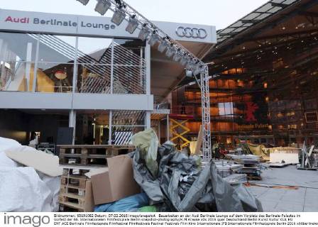 Bauarbeiten an der Audi Berlinale Lounge auf dem Vorplatz des Berlinale-Palastes im Vorfeld der 66. Internationalen Filmfestspiele Berlin snapshot-photography K.M.Krause