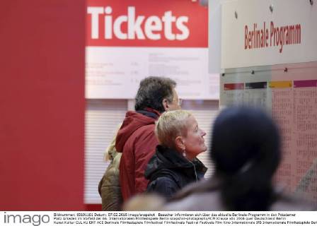 Besucher informieren sich über das aktuelle Berlinale-Programm in den Potsdamer Platz Arkaden im Vorfeld der 66. Internationalen Filmfestspiele Berlin snapshot-photography K.M.Krause