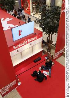 Erste Filmbegeisterte warten bereits vor dem Ticketschaltern in Potsdamer Platz Arkaden im Vorfeld der 66. Internationalen Filmfestspiele Berlin snapshot-photography K.M.Krause
