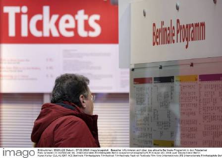 Besucher informieren sich über das aktuelle Berlinale-Programm in den Potsdamer Platz Arkaden im Vorfeld der 66. Internationalen Filmfestspiele Berlin snapshot-photography K.M.Krause