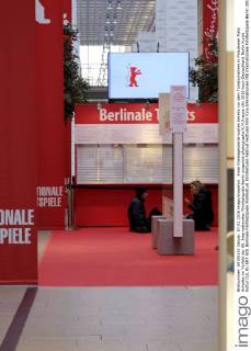 Erste Filmbegeisterte warten bereits vor dem Ticketschaltern in Potsdamer Platz Arkaden im Vorfeld der 66. Internationalen Filmfestspiele Berlin snapshot-photography K.M.Krause