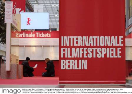 Themen der Woche Bilder des Tages Erste Filmbegeisterte warten bereits vor dem Ticketschaltern in Potsdamer Platz Arkaden im Vorfeld der 66. Internationalen Filmfestspiele Berlin snapshot-photography K.M.Krause