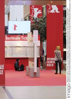 Erste Filmbegeisterte warten bereits vor dem Ticketschaltern in Potsdamer Platz Arkaden im Vorfeld der 66. Internationalen Filmfestspiele Berlin snapshot-photography K.M.Krause