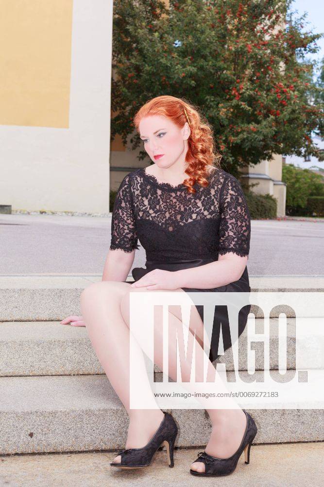 Mollige Frau In Einem Schwarzen Kostuem Chubby Woman In A Black Costume Publicationxinxgerxsuixautxhunxonl