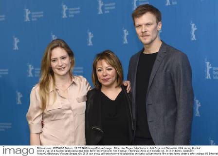 Bilder des Tages Julia Jentsch, Asli Özge und Sebastian Hülk during the Auf einmal All of a Sudden photocall at the 66th Berlin International Film Festival Berlinale 2016 on February 12, 2016 in Berlin, Germany. Foto:xC.xNiehausx xFuturexImage