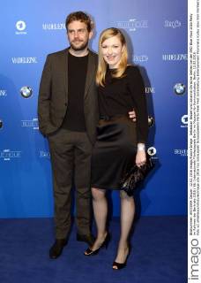 Sebastian Bezzel und Johanna Christine Gehlen bei der ARD Blue Hour 2016 Party im Rahmen der Berlinale 2016 66. Internationale Filmfestspiele Berlin im Museum für Kommunikation. Berlin, 12.02.2016 Foto:xC.xNiehausx xFuturexImage
