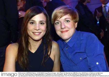 Aylin Tezel mit Gast bei der ARD Blue Hour 2016 Party im Rahmen der Berlinale 2016 66. Internationale Filmfestspiele Berlin im Museum für Kommunikation. Berlin, 12.02.2016 Foto:xC.xNiehausx xFuturexImage