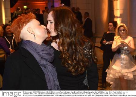 Hendrikje Fitz mit Begleitung bei der ARD Blue Hour 2016 Party im Rahmen der Berlinale 2016 66. Internationale Filmfestspiele Berlin im Museum für Kommunikation. Berlin, 12.02.2016 Foto:xC.xNiehausx xFuturexImage