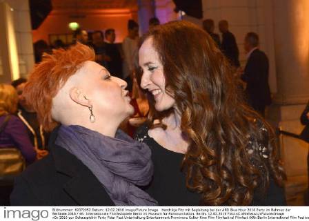 Hendrikje Fitz mit Begleitung bei der ARD Blue Hour 2016 Party im Rahmen der Berlinale 2016 66. Internationale Filmfestspiele Berlin im Museum für Kommunikation. Berlin, 12.02.2016 Foto:xC.xNiehausx xFuturexImage