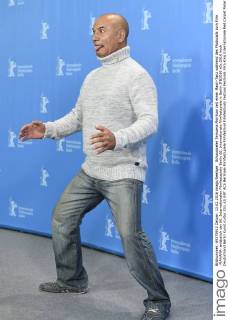 Schauspieler Temuera Morrison zeit einen Maori-Tanz während des Photocalls zum Film -MAHANA- anlässlich der 66. Internationalen Filmfestspiele Berlin 66. Internationale Filmfestspiele in Berlin IFB2016