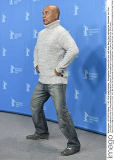 Schauspieler Temuera Morrison zeit einen Maori-Tanz während des Photocalls zum Film -MAHANA- anlässlich der 66. Internationalen Filmfestspiele Berlin 66. Internationale Filmfestspiele in Berlin IFB2016