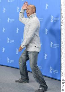 Schauspieler Temuera Morrison zeit einen Maori-Tanz während des Photocalls zum Film -MAHANA- anlässlich der 66. Internationalen Filmfestspiele Berlin 66. Internationale Filmfestspiele in Berlin IFB2016