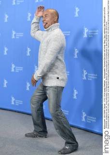 Schauspieler Temuera Morrison zeit einen Maori-Tanz während des Photocalls zum Film -MAHANA- anlässlich der 66. Internationalen Filmfestspiele Berlin 66. Internationale Filmfestspiele in Berlin IFB2016