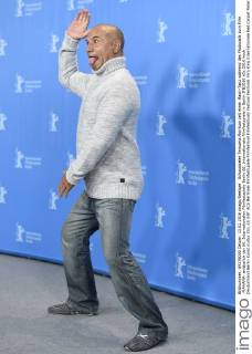 Schauspieler Temuera Morrison zeit einen Maori-Tanz während des Photocalls zum Film -MAHANA- anlässlich der 66. Internationalen Filmfestspiele Berlin 66. Internationale Filmfestspiele in Berlin IFB2016