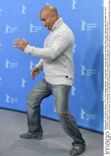 Schauspieler Temuera Morrison zeit einen Maori-Tanz während des Photocalls zum Film -MAHANA- anlässlich der 66. Internationalen Filmfestspiele Berlin 66. Internationale Filmfestspiele in Berlin IFB2016