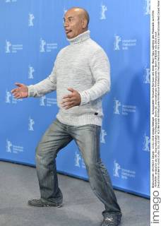 Schauspieler Temuera Morrison zeit einen Maori-Tanz während des Photocalls zum Film -MAHANA- anlässlich der 66. Internationalen Filmfestspiele Berlin 66. Internationale Filmfestspiele in Berlin IFB2016