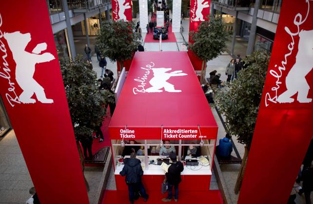 Berlinale DEU, Deutschland, Germany, Berlin, 13.02.2016 Ticket Counter fuer Online Tickets und Akkreditierte im Vorverkauf von Karten fuer die Berlinale, 66. Internationale Filmfestspiele, in den Arkaden am Potsdamer Platz in Berlin. Besucher warten am Schalter vor dem Logo der Berlinale mit dem roten Baeren. People queue to buy tickets in front of a ticket counter for the 66nd International Film Festival Berlinale in Berlin
