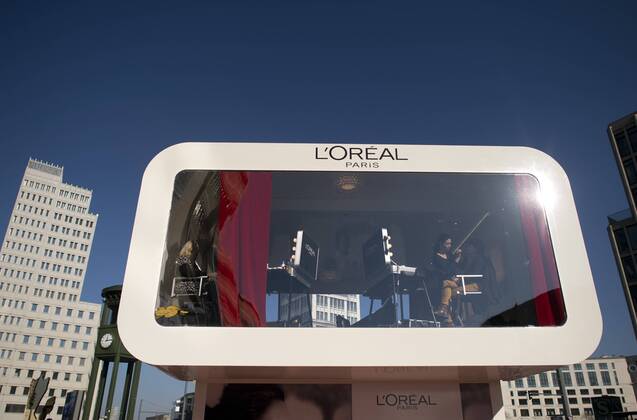 Berlinale, L Oreal DEU, Deutschland, Germany, Berlin, 13.02.2016 Offentliches Make-Up Studio von der Kosmetikfirma L Oreal anlaesslich der Berlinale, 66. Internationale Filmfestspiele, auf dem Potsdamer Platz in Berlin. Public Make-Up Studio by L Oreal during the 66nd International Film Festival Berlinale on the Potsdamer Platz in Berlin