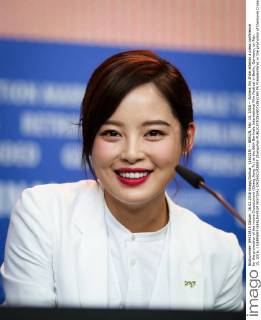 66. Berlinale: Crosscurrent PK (160215) -- BERLIN, Feb. 15, 2016 -- Actress Xin Zhilei attends a press conference for the promotion of the movie Crosscurrent (Chang Jiang Tu) at the 66th Berlinale International Film Festival in Berlin, Germany, on Feb. 15, 2016. ) GERMANY-BERLIN-FILM FESTIVAL-CROSSCURRENT ZhangxFan 
