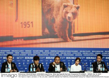 Bilder des Tages 66. Berlinale: Crosscurrent PK (160215) -- BERLIN, Feb. 15, 2016 -- Cast members of Crosscurrent (Chang Jiang Tu) attend a press conference for the promotion of the movie at the 66th Berlinale International Film Festival in Berlin, Germany, on Feb. 15, 2016. ) GERMANY-BERLIN-FILM FESTIVAL-CROSSCURRENT ZhangxFan 
