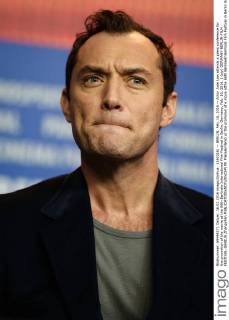 (160216) -- BERLIN, Feb. 16, 2016 -- Actor Jude Law attends a press conference for the promotion of the movie at the 66th Berlinale International Film Festival in Berlin, Germany, Feb. 16, 2016. ) (zjy) GERMANY-BERLIN-FILM FESTIVAL-GENIUS ZhangxFan 
