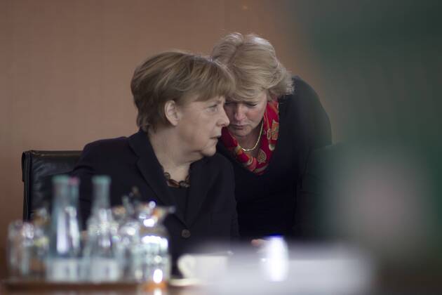 Merkel, Gruetters, Kabinettssitzung DEU, Deutschland, Germany, Berlin, 17.02.2016 Angela Merkel, Bundeskanzlerin und Bundesvorsitzende der CDU, und Prof. Monika Gruetters, Beauftragte der Bundesregierung fuer Kultur und Medien, CDU (v.l.n.r.), vor der Kabinettssitzung im Berliner Kanzleramt. Angela Merkel, Chancellor and leader of the CDU, and Prof. Monika Gruetters, Culture State Secretary, CDU (f.lt.r) during a cabinet meeting at the chancellor office in Berlin