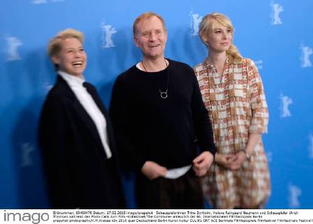 Schauspielerinnen Trine Dyrholm, Helene Reingaard Neumann und Schauspieler Ulrich Thomsen während des Photo Calls zum Film -Kollektivet The Commune- anlässlich der 66. Internationalen Filmfestspiele Berlin snapshot-photography K.M.Krause