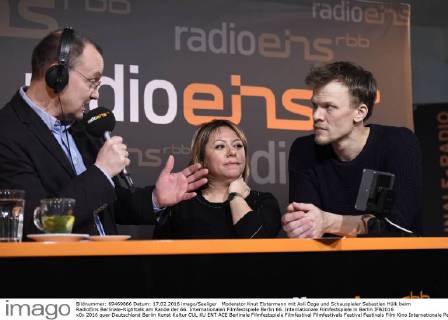 Moderator Knut Elstermann mit Asli Özge und Schauspieler Sebastian Hülk beim RadioEins Berlinale-Nighttalk am Rande der 66. Internationalen Filmfestspiele Berlin 66. Internationale Filmfestspiele in Berlin IFB2016