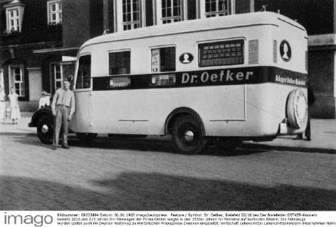 Feature Symbol: Dr. Oetker, Bielefeld 02 16 teu Der Bielefelder OETKER-Konzern besteht 2016 seit 125 Jahren Ein Filmwagen der Firma Oetker sorgte in den 1930er Jahren für Reklame auf laufenden Bildern. Die Fahrzeuge wurden später auch im Zweiten Weltkrieg zu militärischen Propaganda-Zwecken eingesetzt. Wirtschaft Lebensmittel Lebensmittelkonzern Unternehmen Nahrungsmittel Nahrungsmittelwerk Pudding Pulver Backpulver Kinobus Filmbus Kinowagen Fahrer Busfahrer Bus historisch sw quer