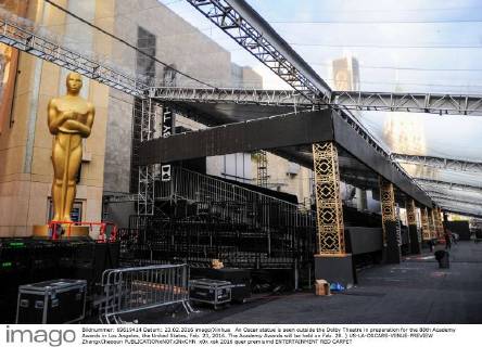 An Oscar statue is seen outside the Dolby Theatre in preparation for the 88th Academy Awards in Los Angeles, the United States, Feb. 23, 2016. The Academy Awards will be held on Feb. 28. ) US-LA-OSCARS-VENUE-PREVIEW ZhangxChaoqun 