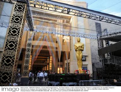 An Oscar statue is seen outside the Dolby Theatre in preparation for the 88th Academy Awards in Los Angeles, the United States, Feb. 23, 2016. The Academy Awards will be held on Feb. 28. ) US-LA-OSCARS-VENUE-PREVIEW ZhangxChaoqun 