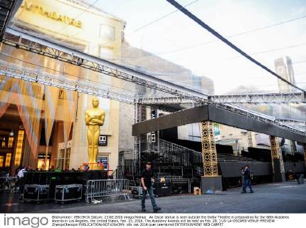 An Oscar statue is seen outside the Dolby Theatre in preparation for the 88th Academy Awards in Los Angeles, the United States, Feb. 23, 2016. The Academy Awards will be held on Feb. 28. ) US-LA-OSCARS-VENUE-PREVIEW ZhangxChaoqun 