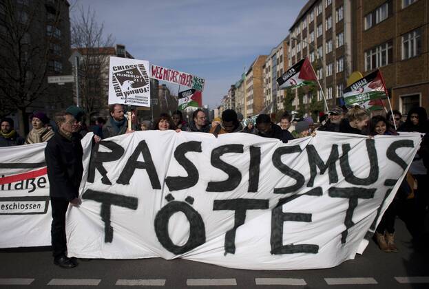 Gedenkmarsch Kolonialgeschichte DEU, Deutschland, Germany, Berlin, 27.02.2016 Demonstranten mit Transparent Rassismus toetet beim 10. Gedenkmarsch zur Erinnerung an die afrikanischen Opfer von Versklavung, Kolonialismus und rassistischer Gewalt vom Komitee fuer ein afrikanisches Denkmal in Berlin und afrikanischer Vereine in Berlin. Dieser Gedenkmarsch wurde ins Leben gerufen, um der Forderung nach Anerkennung der Verbrechen gegen Schwarze Menschen und Menschen afrikanischer Herkunft Nachdruck zu verleihen. Anlass ist die Berliner Afrika-Konferenz von 1884 - 1885, auf der Afrika vor 130 Jahren unter den europaeischen Kolonialmaechten aufgeteilt wurde. Mehr als 30 Millionen Afrikanerinnen und Afrikaner wurden Opfer von Versklavung und kolonialen Verbrechen gegen die Menschlichkeit. Die von Deutschland an den Herero und Nama begangenen Voelkermorde in Namibia und die Kriegsverbrechen in Ta