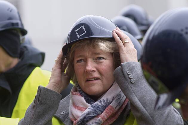 Gruetters, Schloss Berlin DEU, Deutschland, Germany, Berlin, 26.02.2016 Prof. Monika Gruetters, Beauftragte der Bundesregierung fuer Kultur und Medien, CDU, mit Schutzhelm beim Baustellenrundgang vom Berliner Stadtschloss auf dem Schlossplatz in Berlin-Mitte. Die geplante und umstrittene Fertigstellung vom Stadtschloss ist im Jahre 2019 als Humboldtforum geplant. Prof. Monika Gruetters, Culture State Secretary, CDU, during a visit of the building site of the planed and highly discussed reconstrution of the Berlin City Palace, or Schlosspalast, in the German capital s Schlossplatz in Berlin. The reconstrution is the biggest culture project in Germany and is expected to open in 2019 as a museum and culture centre. The Berliner Schloss was a palace built by Prussian kings completed in the 19th century and was heavily damaged in World War II. City authorities of communist East Berlin demolis