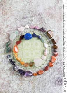 IMAGO Creative, Lifestyle, Esoterik gefährlicher Glaube Semiprecious stones building color circle  MYF001323