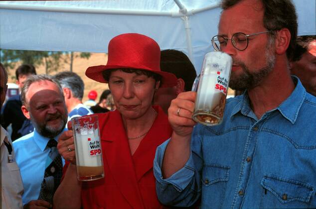 SPD - Fest im Mauerpark Berlin-Prenzlauer Berg, DEU, 19.08.1995, SPD - Wahlkampfveranstaltung für Berlin: Spitzenkandidatin d. SPD Ingrid Stahmer u. Rudolf Scharping beim SPD - Fest im Mauerpark Bierprobe....,