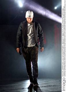 Rapper Prinz Pi. Rapper Prinz Pi ( bürgerl. Friedrich Kautz ) während eines Konzertes im Rahmen seiner Im Westen Nix Neues Tour 2016 am 18.03.2016 vor 1.800 Fans im Haus Auensee Leipzig.