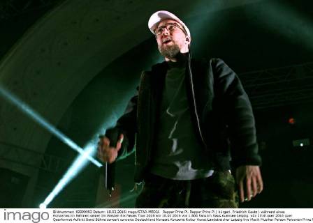 Rapper Prinz Pi. Rapper Prinz Pi ( bürgerl. Friedrich Kautz ) während eines Konzertes im Rahmen seiner Im Westen Nix Neues Tour 2016 am 18.03.2016 vor 1.800 Fans im Haus Auensee Leipzig.