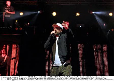 Rapper Prinz Pi. Rapper Prinz Pi ( bürgerl. Friedrich Kautz ) während eines Konzertes im Rahmen seiner Im Westen Nix Neues Tour 2016 am 18.03.2016 vor 1.800 Fans im Haus Auensee Leipzig.