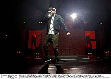 Rapper Prinz Pi. Rapper Prinz Pi ( bürgerl. Friedrich Kautz ) während eines Konzertes im Rahmen seiner Im Westen Nix Neues Tour 2016 am 18.03.2016 vor 1.800 Fans im Haus Auensee Leipzig.