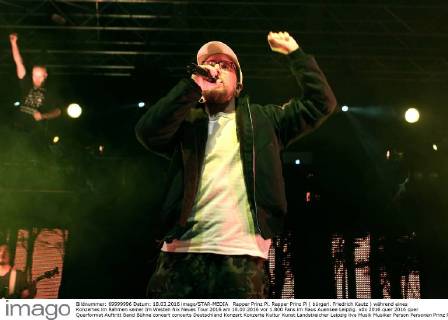 Rapper Prinz Pi. Rapper Prinz Pi ( bürgerl. Friedrich Kautz ) während eines Konzertes im Rahmen seiner Im Westen Nix Neues Tour 2016 am 18.03.2016 vor 1.800 Fans im Haus Auensee Leipzig.