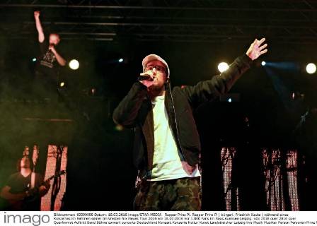Rapper Prinz Pi. Rapper Prinz Pi ( bürgerl. Friedrich Kautz ) während eines Konzertes im Rahmen seiner Im Westen Nix Neues Tour 2016 am 18.03.2016 vor 1.800 Fans im Haus Auensee Leipzig.