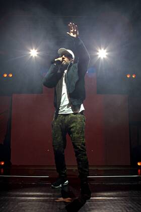 Rapper Prinz Pi. Rapper Prinz Pi ( bürgerl. Friedrich Kautz ) während eines Konzertes im Rahmen seiner Im Westen Nix Neues Tour 2016 am 18.03.2016 vor 1.800 Fans im Haus Auensee Leipzig.