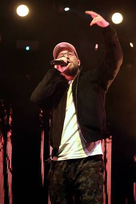 Rapper Prinz Pi. Rapper Prinz Pi ( bürgerl. Friedrich Kautz ) während eines Konzertes im Rahmen seiner Im Westen Nix Neues Tour 2016 am 18.03.2016 vor 1.800 Fans im Haus Auensee Leipzig.