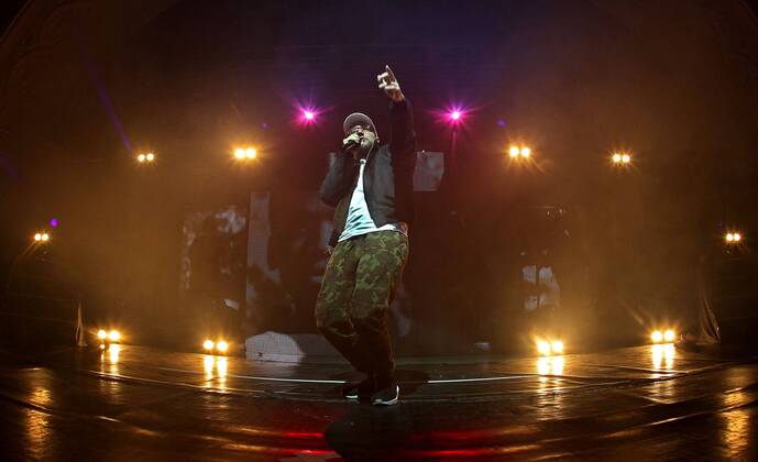 Rapper Prinz Pi. Rapper Prinz Pi ( bürgerl. Friedrich Kautz ) während eines Konzertes im Rahmen seiner Im Westen Nix Neues Tour 2016 am 18.03.2016 vor 1.800 Fans im Haus Auensee Leipzig.