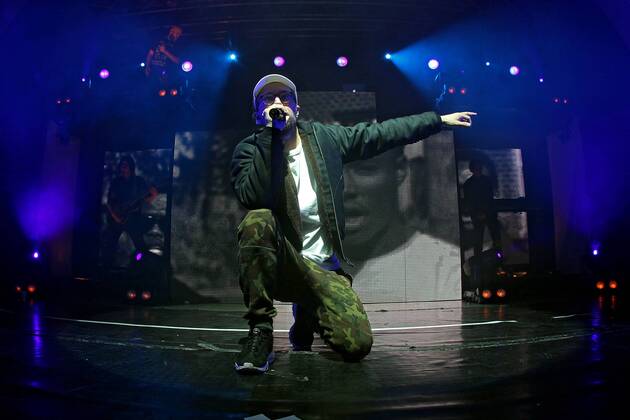 Rapper Prinz Pi. Rapper Prinz Pi ( bürgerl. Friedrich Kautz ) während eines Konzertes im Rahmen seiner Im Westen Nix Neues Tour 2016 am 18.03.2016 vor 1.800 Fans im Haus Auensee Leipzig.