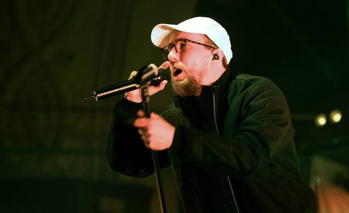 Rapper Prinz Pi. Rapper Prinz Pi ( bürgerl. Friedrich Kautz ) während eines Konzertes im Rahmen seiner Im Westen Nix Neues Tour 2016 am 18.03.2016 vor 1.800 Fans im Haus Auensee Leipzig.