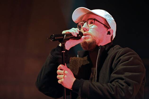 Rapper Prinz Pi. Rapper Prinz Pi ( bürgerl. Friedrich Kautz ) während eines Konzertes im Rahmen seiner Im Westen Nix Neues Tour 2016 am 18.03.2016 vor 1.800 Fans im Haus Auensee Leipzig.