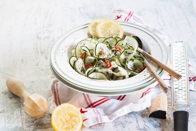 IMAGO Creative, Food, Gurkensalat Cucumber tagliatelle salad with spicy lemon dressing and parmesan  SBDF002709